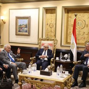 على رأس وفد وزاري... نواف سلام يصل القاهرة