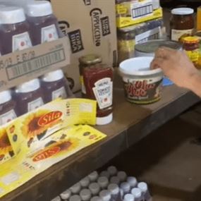 بالفيديو: هكذا تطرح مواد غذائيّة منتهية الصلاحيّة في الأسواق اللبنانيّة
