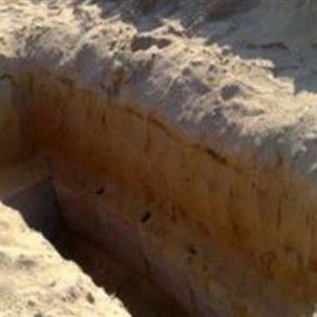 نبش قبر طفل بعد ساعات على دفنه وإخراج الجثّة!