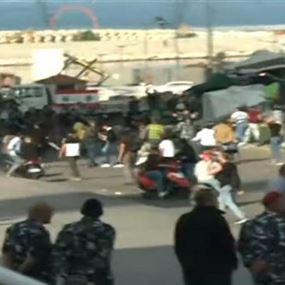 بالفيديو: الاعتداء على المتظاهرين واحراق الخيم في ساحة الشهداء