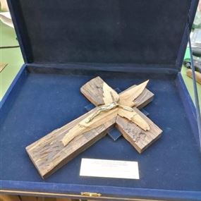صليب خشبي من مخلفات انفجار المرفأ الى البابا فرنسيس