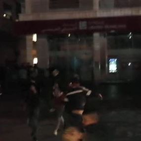 المحتجون يحطمون واجهات مصرفين في برالياس (فيديو)