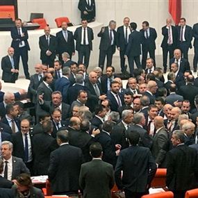 بالفيديو والصور: شجار جماعيّ عنيف بين أعضاء البرلمان التركي