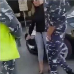بالفيديو.. سيدة تتعدى لفظياً على قوى الامن عند مدخل المطار!