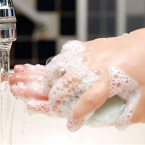 أيهما أكثر فاعلية في مواجهة كورونا: غسل اليدين أم استخدام المُطهّر؟