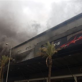 حريق كبير في مبنى شركة المازدا في نهر الموت