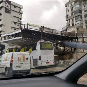 بالصور: سقوط لوحة اعلانية على باص في جونيه