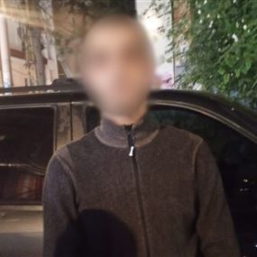 دخل أحد المطاعم وسرق محفظة من داخل حقيبة يد نسائية