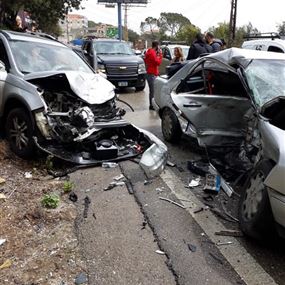 بالصور والفيديو: جريحان اثر حادث سير على طريق عام جعيتا