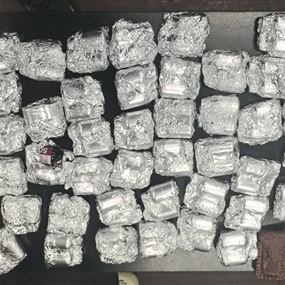 أدوية سرطان وسحايا مهربة... الجمارك تُحبط شحنة خطيرة في مطار بيروت