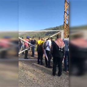 بالفيديو: المعتصمون أزالوا البوابة الحديدية في مرج بسري