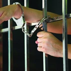 أقدمت على سرقة مصاغ والدها بقيمة 200 ألف دولار أميركي