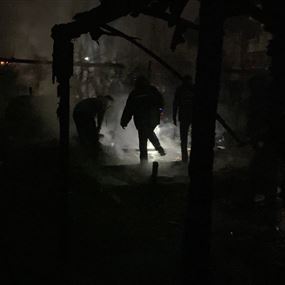 قتيل ومصابان جراء حريق داخل مخيم للنازحين السوريين