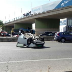 إنقلاب سيارة على اوتوستراد الغازية ونجاة سائقها بأعجوبة