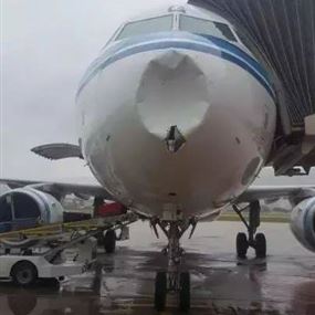 بالصور: تضرر طائرة كويتية خلال هبوطها في مطار بيروت