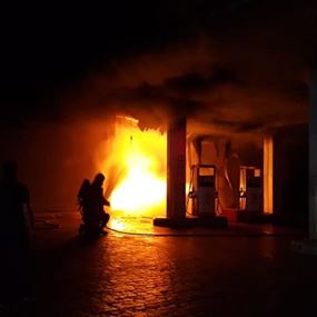 بالصور: حريق داخل محطة للمحروقات في صور