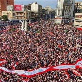 طفل يسقط من شرفة الطابق ٣.. واليكم ما حصل معه! 