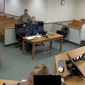 بالفيديو: قاض يخلع ثوبه ويركض خلف متهمَين في المحكمة!