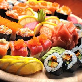 مستودع يوزع أصنافاً منتهية الصلاحية لصناعة السوشي على 250 مطعما