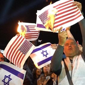 المحتجون في صيدا أحرقوا العلمين الاسرائيلي والأميركي