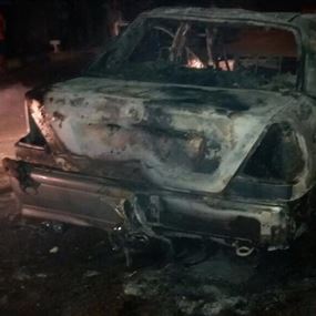 بالصور: حريق سيارة في الحلوسية
