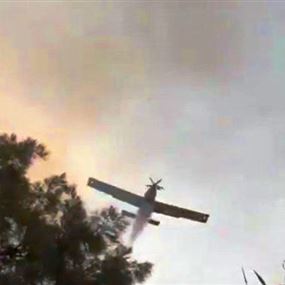 الطائرة القبرصية ترمي المياه على عناصر الدفاع المدني بدل النيران