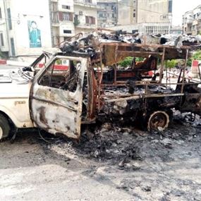 فتيان أحرقا سيارة إسعاف قديمة في طرابلس (فيديو)