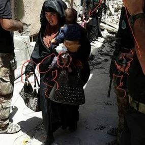 صورة صادمة من الموصل.. داعشية تفجر نفسها ومعها رضيع