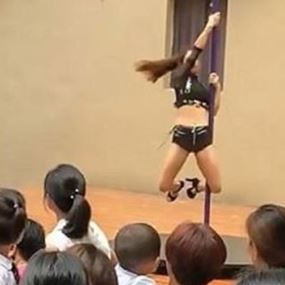 بالفيديو: مدرسة تستقدم راقصات لأطفال وتثير غضب الأهالي!