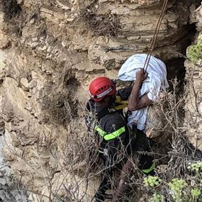 بالصور: في الروشة.. علق بين الصخور أثناء ممارسته هواية السباحة