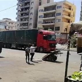 شبان اعترضوا شاحنتي مواد غذائية في طرابلس والجيش تدخل (فيديو)