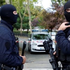 رجل يقتل أمه وأخته في الشارع وسط باريس