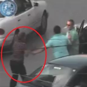 بالفيديو: وسط الطريق.. اعتدت على سيارته بالضرب!