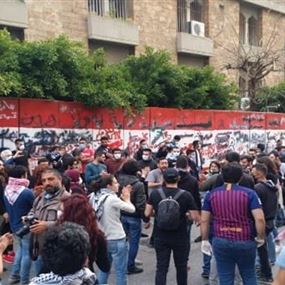 محتجون أمام مصرف لبنان قطعوا الطريق باتجاه الحمرا