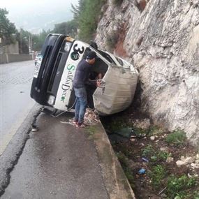 ثلاثة جرحى اثر انقلاب ڤان على طريق عام غادير