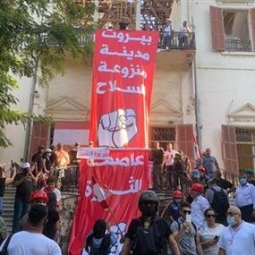 محتجون يقتحمون وزارة الخارجية: اتخذنا المبنى مقرا للثورة (فيديو)