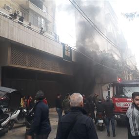 حريق ضخم في مرآب للسيارات في برج ابي حيدر