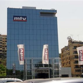 سرق ميكرو الـmtv وأجرى مقابلات مع متظاهرين!