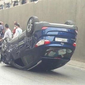 بالصور.. إنقلاب سيارة في بيروت
