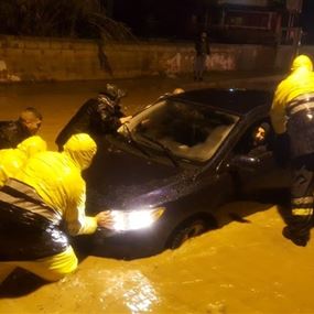 بالصور: في جونية.. علِقوا في سياراتهم بسبب تبرك المياه