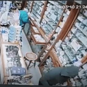 بالفيديو: سطو مسلح على صيدلية دار السلام