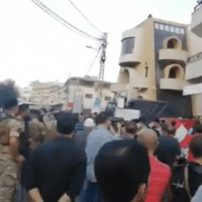 تلاسن بين محتجين ومناصرين للاشتراكي في قبرشمون... (فيديو)