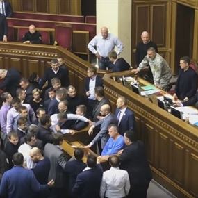 بالفيديو: اشتباكات بالأيدي بين النواب في البرلمان الأوكراني