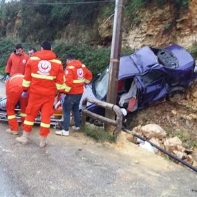 جريح نتيجة اصطدام سيارة بحافة الطريق