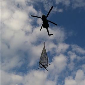 بالصور: القوات الجوية تزيّن صخرة الروشة بشجرة الميلاد