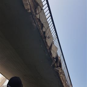 بالصورة: العناية الالهية تُنقذ المارين تحت جسر الكولا