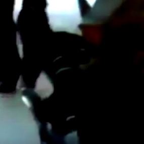 بالفيديو.. عربي يسكب مادة حارقة على وجه زوجته داخل المحكمة