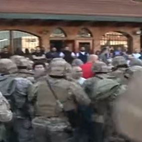 الجيش يفتح اوتوستراد جل الديب بالقوة (فيديو)