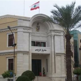 عمال بلدية طرابلس يعتصمون امام القصر البلدي 