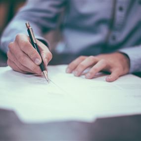 في سابقة قضائية.. محاكمة كاتب عدل بجرم الإتجار بالبشر!